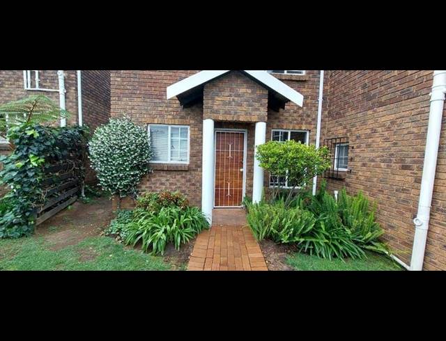 2 BEDROOM TOWNHOUSE FOR SALE IN VAN RIEBEECK PARK